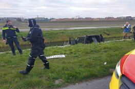 Bestelbus te water langs N242. Bestuurder door brandweer bevrijd