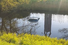 Auto te water langs N242 in Heerhugowaard