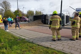Vrachtwagen met zand kantelt op rotonde in Heerhugowaard