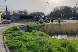 Vrachtwagen met zand kantelt op rotonde in Heerhugowaard