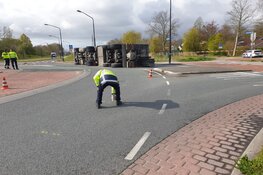 Vrachtwagen met zand kantelt op rotonde in Heerhugowaard