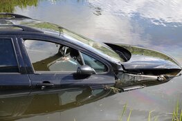 Auto te water bij ongeval Marconistraat