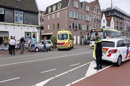 Lijnbus tegen auto in Alkmaar-centrum