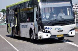 Lijnbus tegen auto in Alkmaar-centrum