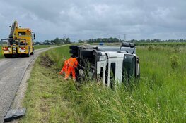 Vrachtwagen op z&#39;n kant op Noordschermerdijk bij Oterleek