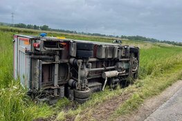 Vrachtwagen op z&#39;n kant op Noordschermerdijk bij Oterleek