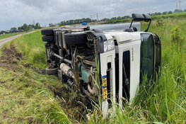 Vrachtwagen op z&#39;n kant op Noordschermerdijk bij Oterleek
