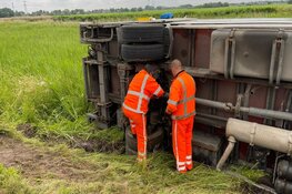 Vrachtwagen op z&#39;n kant op Noordschermerdijk bij Oterleek