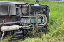 Vrachtwagen op z&#39;n kant op Noordschermerdijk bij Oterleek