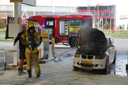 Auto vliegt in brand bij tankstation, toegangswegen tijdelijk afgesloten