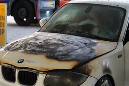 Auto vliegt in brand bij tankstation, toegangswegen tijdelijk afgesloten