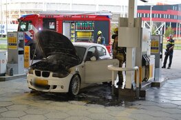 Auto vliegt in brand bij tankstation, toegangswegen tijdelijk afgesloten