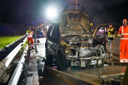 Auto vliegt in brand op N242 bij Alkmaar