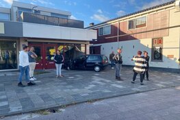 Auto rijdt tegen gevel aan op de Middenweg in Heerhugowaard