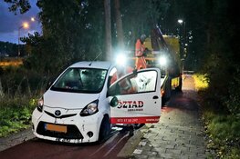 Maaltijdbezorger belandt met auto in het water in Heerhugowaard