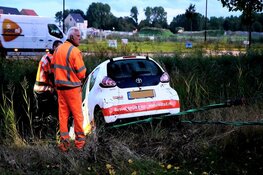 Maaltijdbezorger belandt met auto in het water in Heerhugowaard