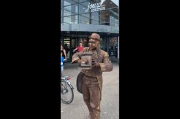 Levende standbeelden veroveren de harten van het winkelend publiek!