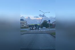 Buschauffeur botst met bus op lantaarnpaal