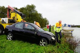 Auto te water langs Huygendijk, handrem vergeten