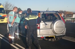 Taxibusje botst tegen auto vlak voor Broekerbrug