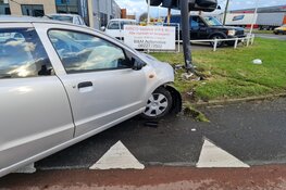 Beginnende bestuurder klapt tegen lantaarnpaal