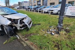 Beginnende bestuurder klapt tegen lantaarnpaal