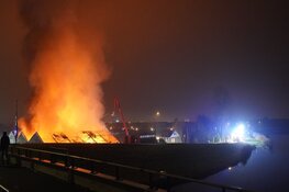Zeer grote brand legt loodsen lelieteler in de as in Heerhugowaard
