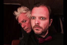Thrillerachtige anekdotes & wrange satire in live hoorspel met Hans Dagelet