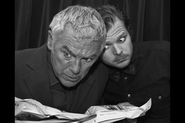 Thrillerachtige anekdotes & wrange satire in live hoorspel met Hans Dagelet