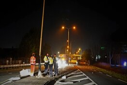 Auto op zijn kant op N242 bij Heerhugowaard