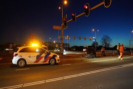Twee gewonden en veel schade bij ongeval op N242