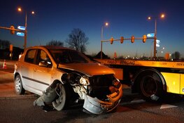 Twee gewonden en veel schade bij ongeval op N242