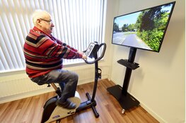 Ouderen fietsen virtuele Tour de France