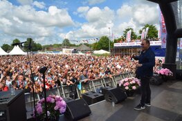 Meezingfestijn Zomertoer Heerhugowaard druk en gezellig ondanks afwezigheid Mart Hoogkamer