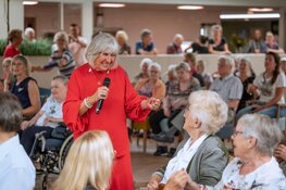Willeke Alberti verblijdt bewoners Magentazorg met optreden