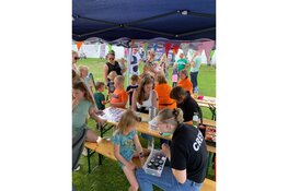 Glitter en poffertjes voor het goede doel tijdens Zomertoer