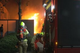Hoge vlammen bij brand in achtertuin van woning in Heerhugowaard