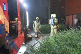 Hoge vlammen bij brand in achtertuin van woning in Heerhugowaard