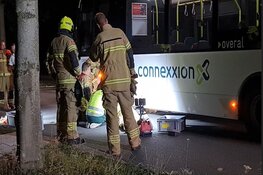 Reddingsoperatie: hond zit vast onder lijnbus op Middenweg