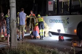 Reddingsoperatie: hond zit vast onder lijnbus op Middenweg