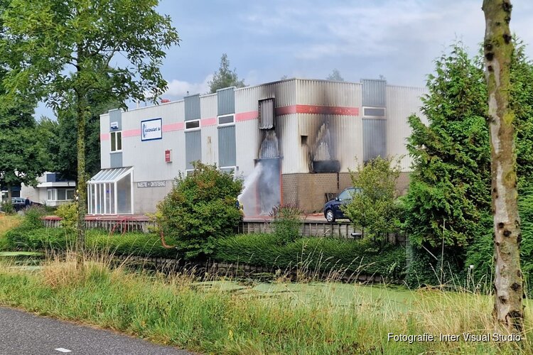 Grote brand bij bedrijf in Broek op Langedijk