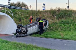 Automobilist vergist zich met busbaan en rijdt talud af