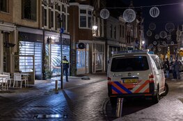 Ravage na ramkraak op kledingwinkel in Alkmaar