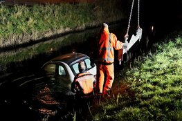 Auto rolt te water in Heerhugowaard