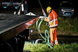 Auto rolt te water in Heerhugowaard