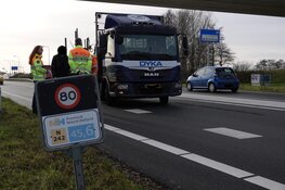 Botsing tussen drie vrachtwagens op N242 bij Heerhugowaard