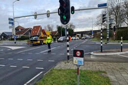 Kopstaartbotsing op N242 tussen auto en bestelbus