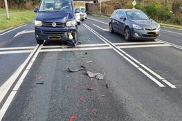 Kopstaartbotsing op N242 tussen auto en bestelbus