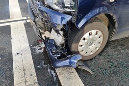 Kopstaartbotsing op N242 tussen auto en bestelbus