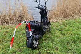 Mogelijk gedumpte scooter in kanaal bij Oudkarspel aangetroffen